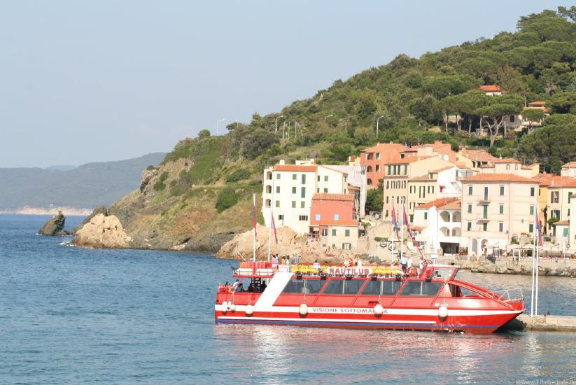Katamaran Nautilus im Hafen von Marciana Marina auf Elba