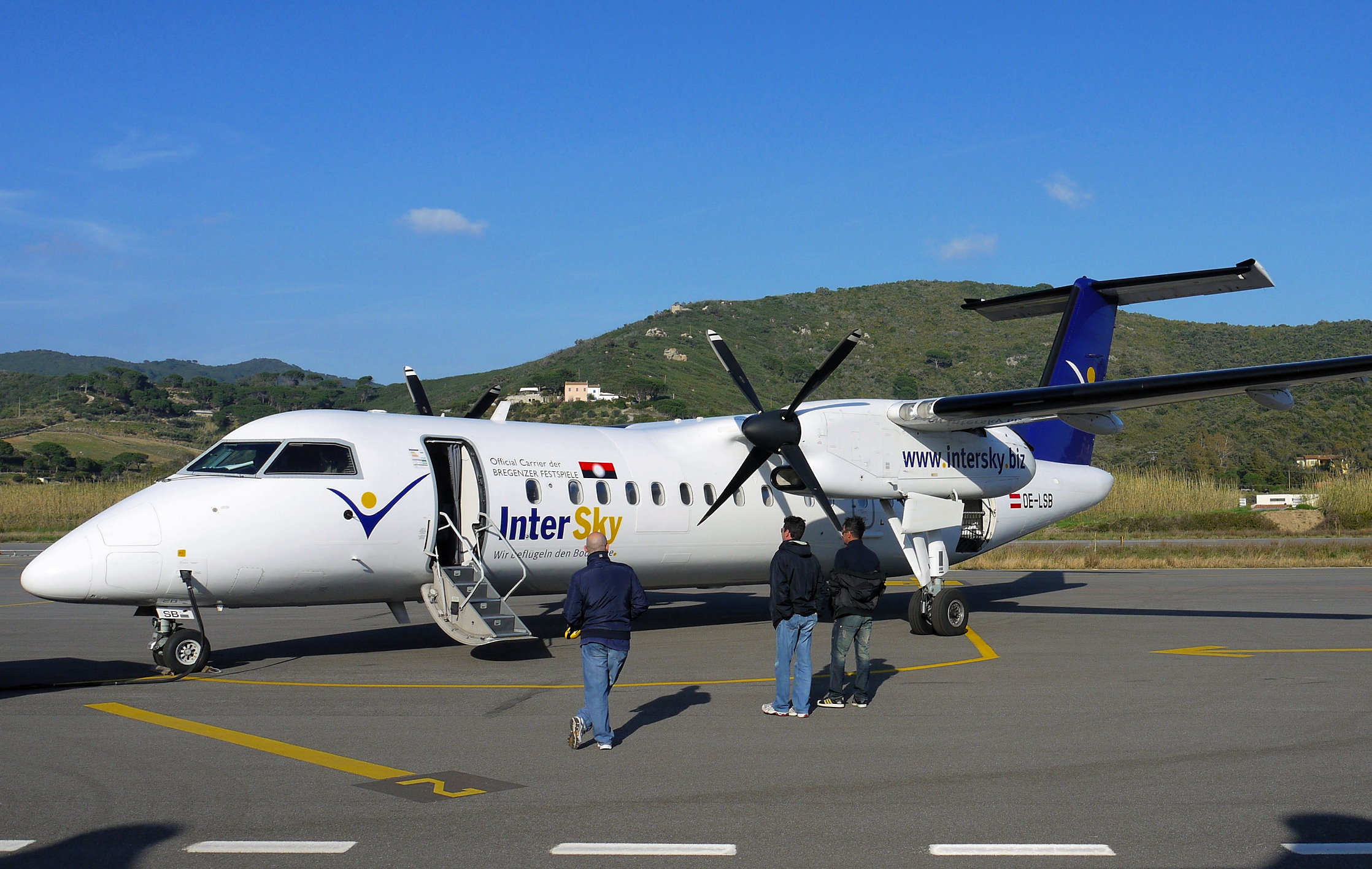 Bombardier Dash 8Q-300 der nicht mehr existenten Fluggesellschaft Intersky auf dem Flughafen von Elba